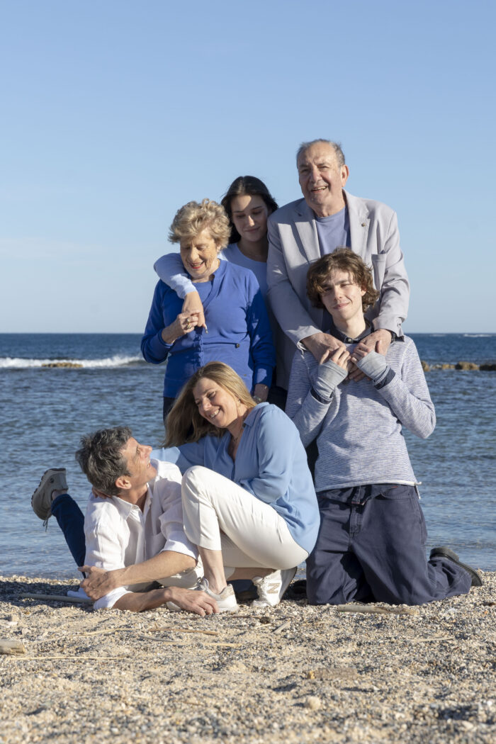 ☺☺grande famille posant ensemble sur la plage