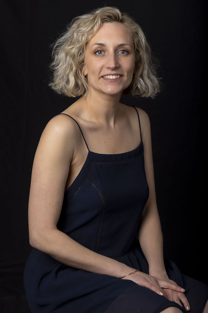 Camille Portrait féminin en studio – fond noir & lumière douce | M.Studiophoto13