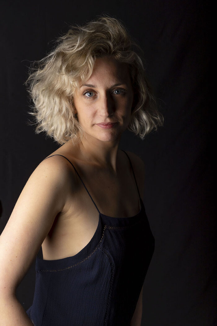 ☺☺Portrait studio femme en lumière douce et pose sensuelle