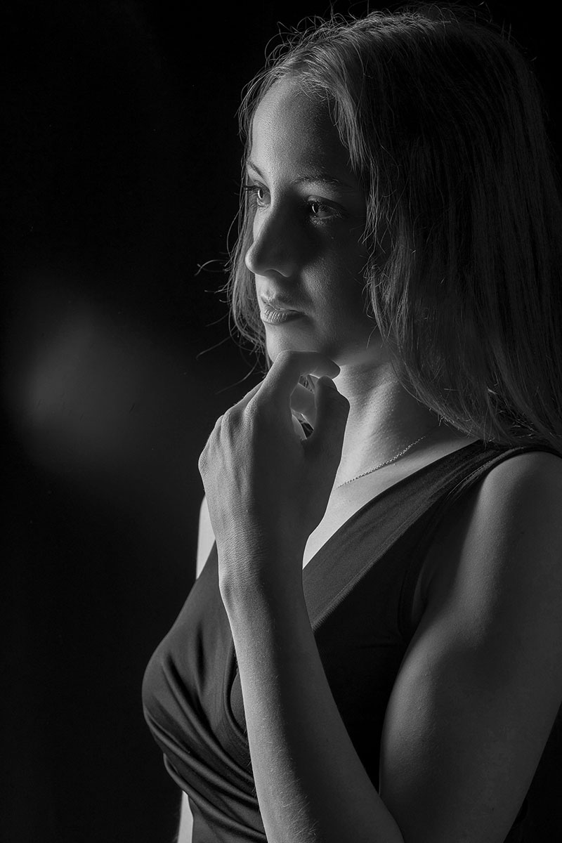 Cléa ortrait noir & blanc en studio – profil féminin, lumière latérale | M.Studiophoto13